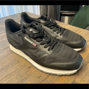 Mens Reebok size 10.5. Black